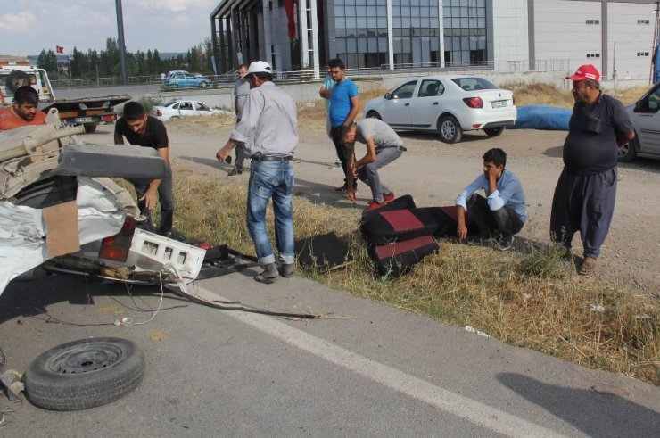 Hurdaya dönen aracın başında dakikalarca bekledi