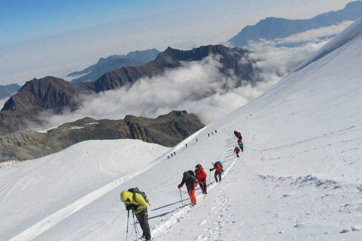 Hakkari dağcıları Gürcistan Kazbek dağına tırmandılar