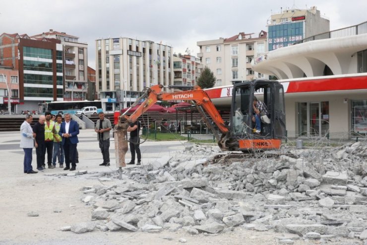 Zeytinburnu 15 Temmuz Meydanı’nda yenileme çalışmaları başladı