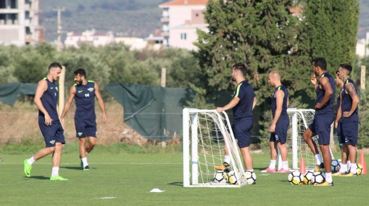 Buruk: "Bir ya da iki oyuncu kadromuza katabiliriz"