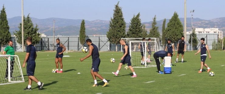 Buruk: "Bir ya da iki oyuncu kadromuza katabiliriz"