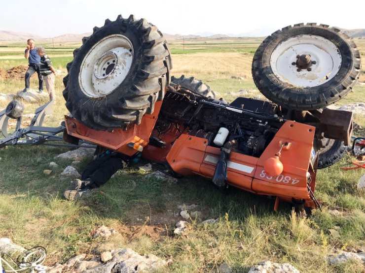 Sürücü devrilen traktörün altında kaldı