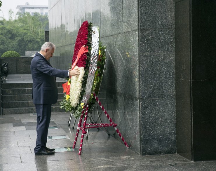 Başbakan Yıldırım, Vietnam’ın ilk başkanının mozolesini ziyaret etti