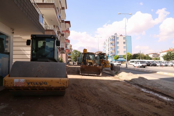 Aşık Seyrani Caddesinde yaya yolu çalışmaları devam ediyor