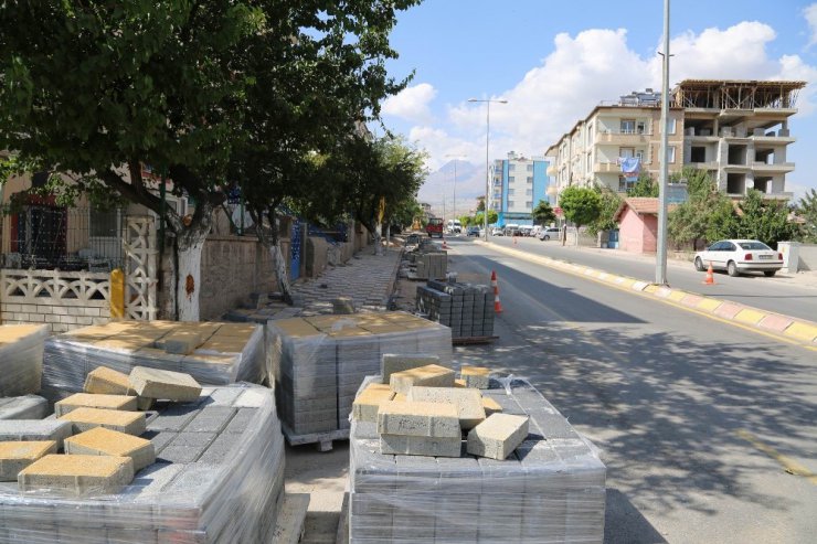 Aşık Seyrani Caddesinde yaya yolu çalışmaları devam ediyor