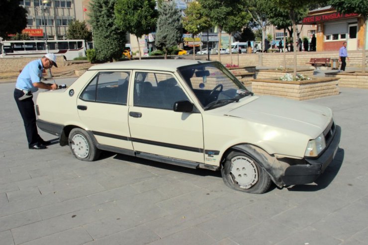 Otomobil meydana indi: 3 yaralı