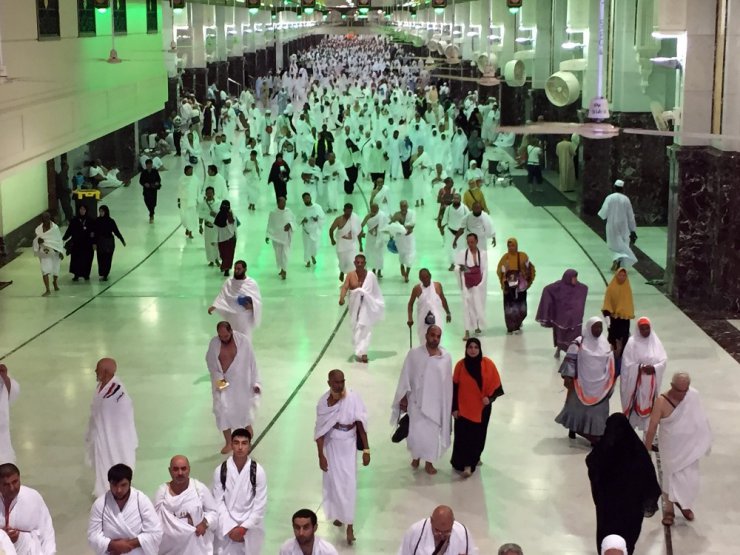 Hacı adayları cennet bahçesinde namaz kılmak için yarıştı