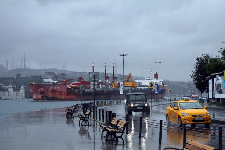 İstanbul Boğazı’nda ilginç görüntü