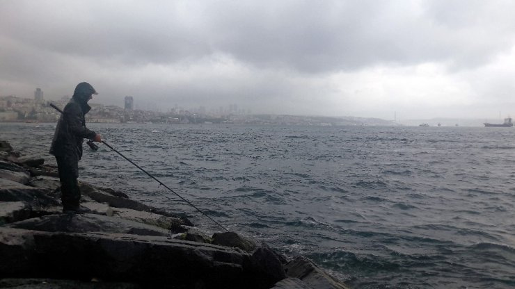 Sağanak balıkçılara yaradı, Boğaz’da oltalar saniyeler içerisinde doldu