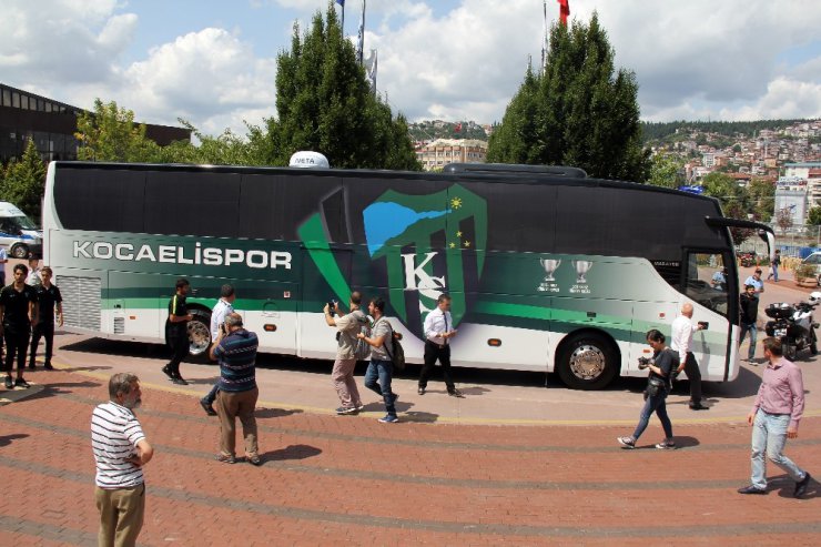 Kocaelispor yeni takım otobüsünü teslim aldı