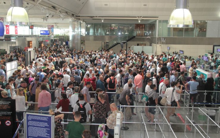 Atatürk Havalimanı’nda bayram yoğunluğu başladı