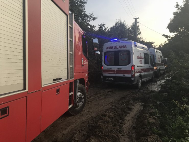 Traktör devrildi, baba ile oğlu yaralandı