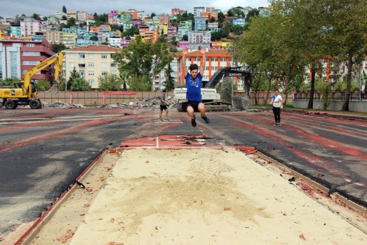 Geçici olarak yapılan atletizm ısınma sahası yıkılıyor