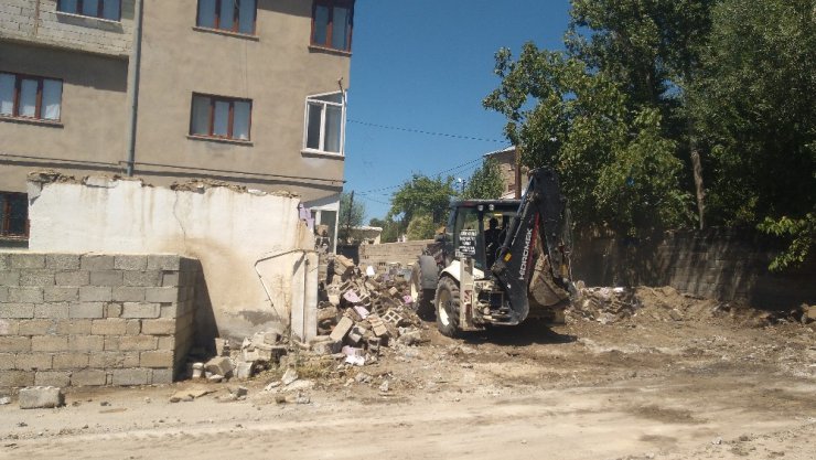 İpekyolu Belediyesi, metruk yapıların yıkımına başladı