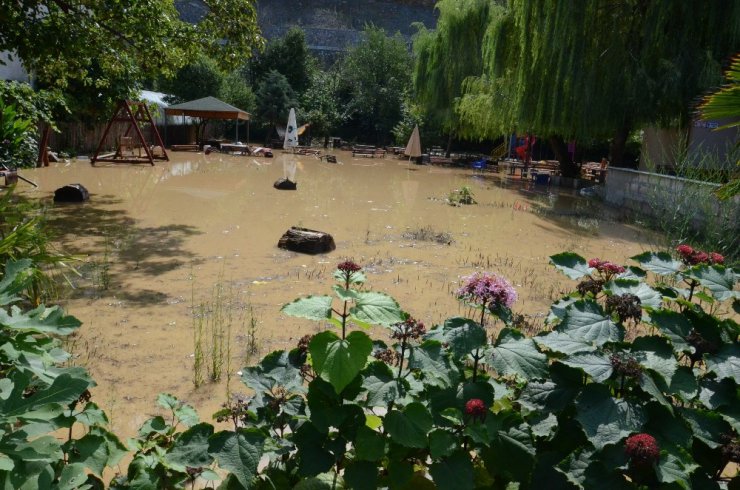 Zonguldak’ta sağanak yağmurun ardından temizlik çalışmaları başladı