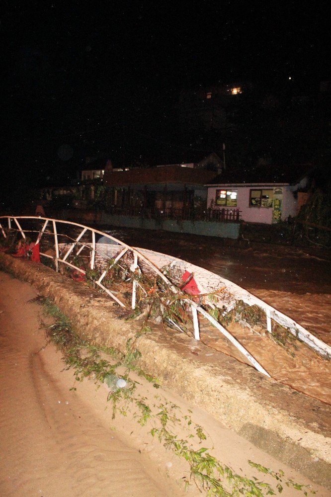 Zonguldak’ta dere taştı, köprü yıkıldı