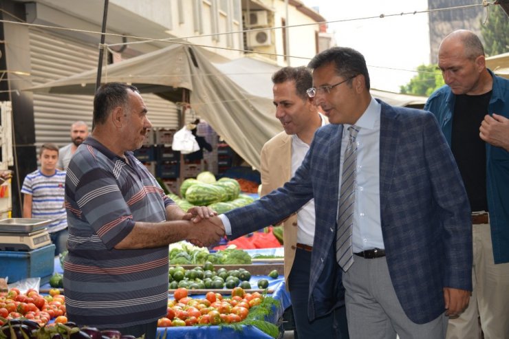 Başkan Pamuk, pazarcıların sorunlarını dinledi