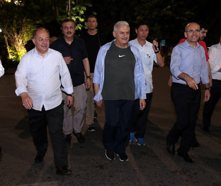Başbakan Yıldırım, Vietnam sokaklarında yürüyüş yaptı