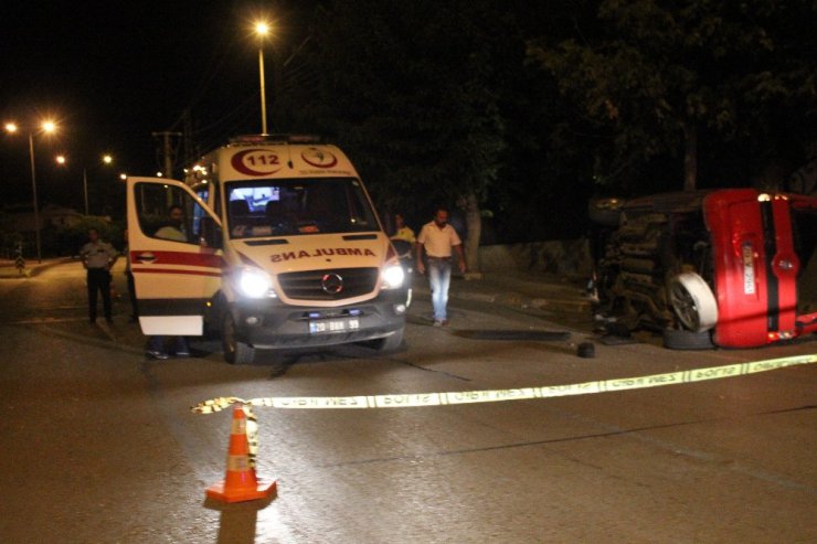 Genç sürücü refüje çarpan otomobilinin camından dışarı fırladı: 1 ölü