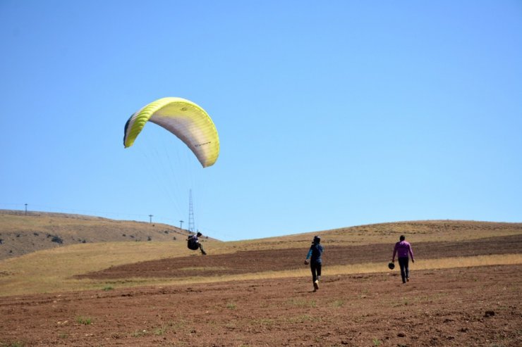 İranlı paraşütçüler, Nemrut Dağı semalarında yamaç paraşütü uçuşu yaptı