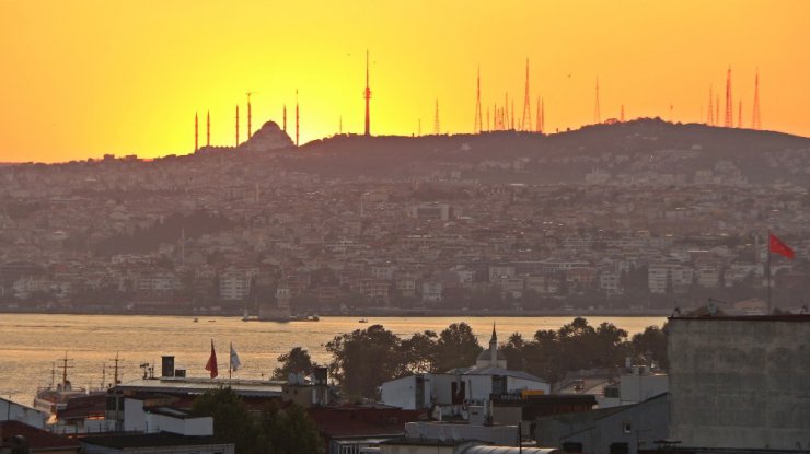 İstanbul’da gün doğumu kartpostallık görüntülere sahne oldu