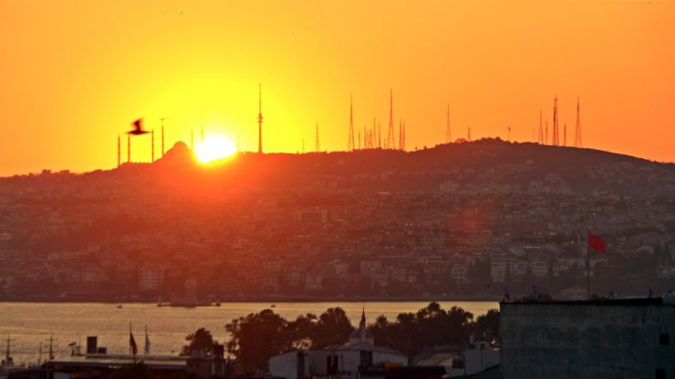 İstanbul’da gün doğumu kartpostallık görüntülere sahne oldu