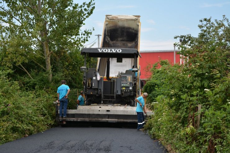 Kartepe’de yollar asfaltlanmaya devam ediyor