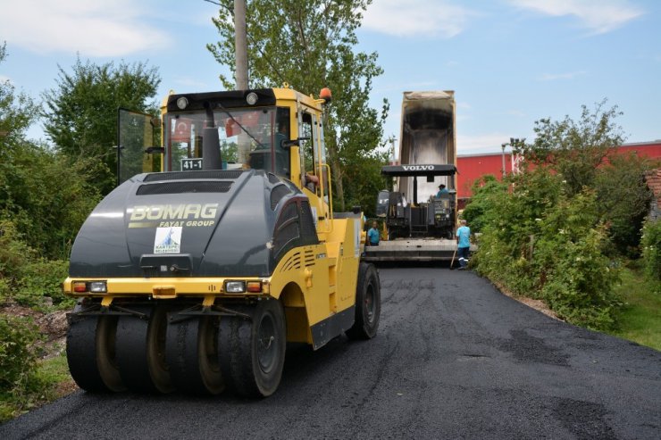 Kartepe’de yollar asfaltlanmaya devam ediyor