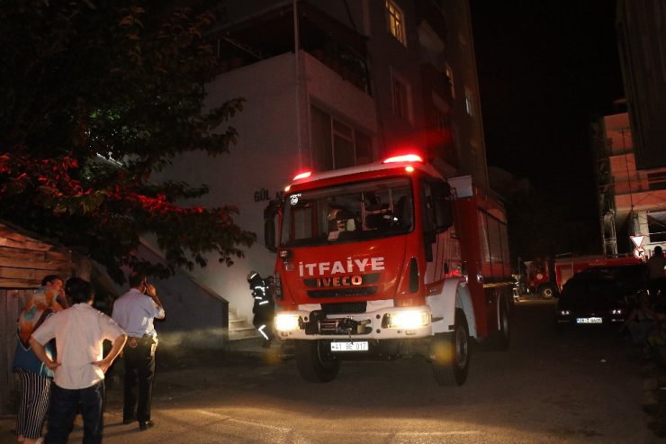 Apartmanda çıkan yangın, vatandaşları sokağa döktü