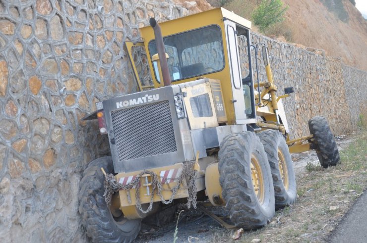 İstinat duvarına çarpan greyder sürücüsü öldü