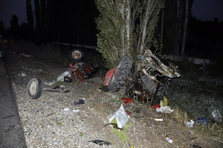 Yolcu otobüsüyle çarpışan traktör üçe bölündü: 2 yaralı