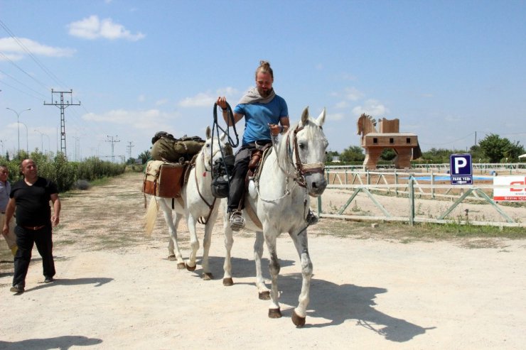 Polonya’dan Kudüs’e at sırtında hac yolculuğu