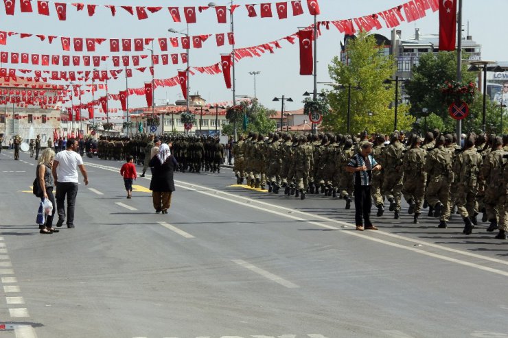 30 Ağustos provası dosta güven düşmana korku saldı