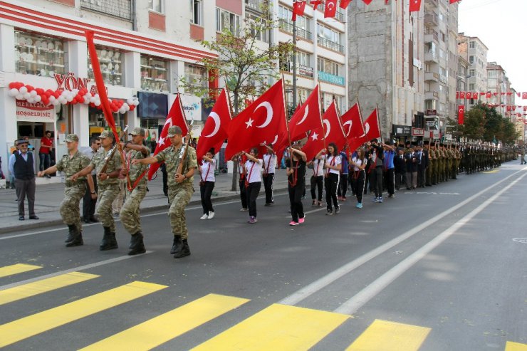 30 Ağustos provası dosta güven düşmana korku saldı