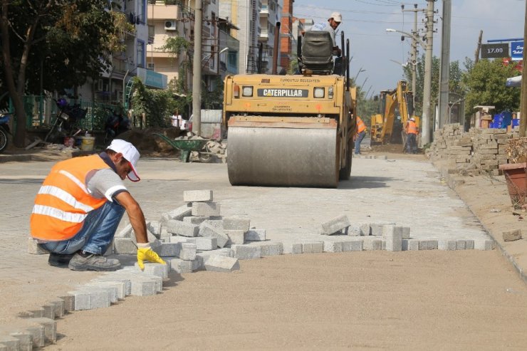 Deforme olan parke taşları sil baştan yenileniyor