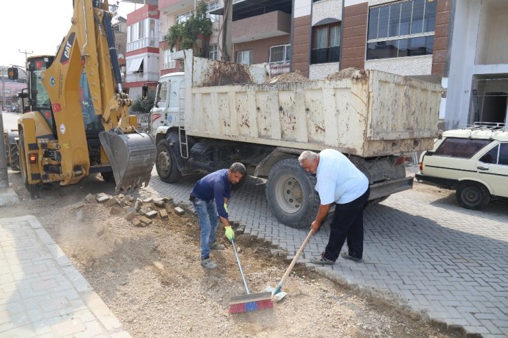 Deforme olan parke taşları sil baştan yenileniyor