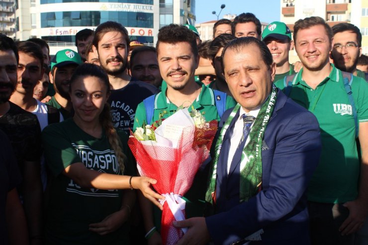 Bursaspor taraftarları ve Suriyeliler Emniyet Müdürünü Adana’ya uğurladı