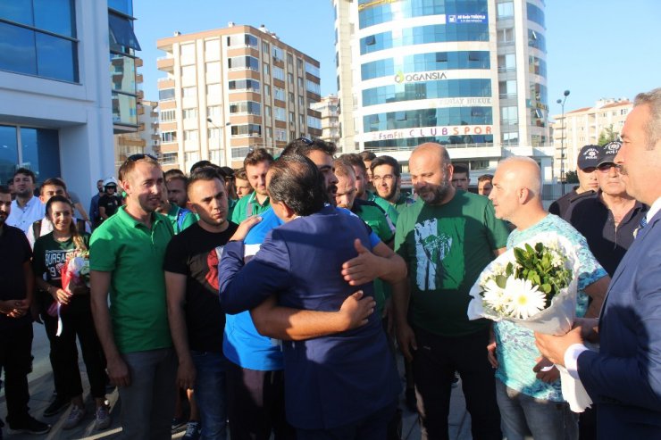 Bursaspor taraftarları ve Suriyeliler Emniyet Müdürünü Adana’ya uğurladı