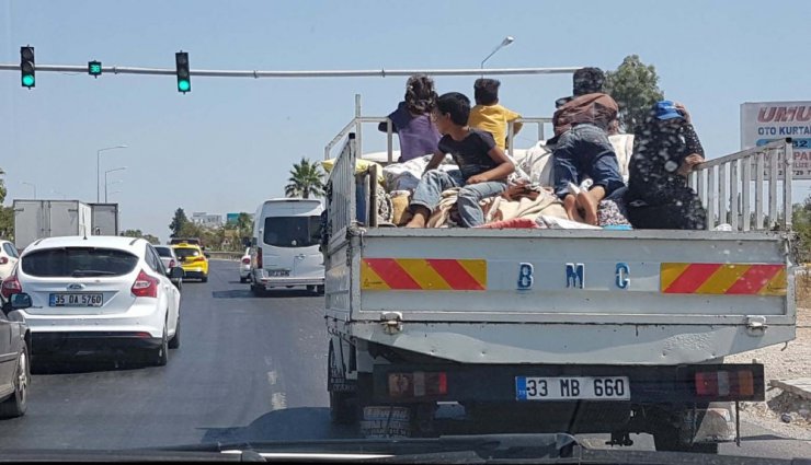 Çocukların kamyonet üzerinde tehlikeli yolculuğu