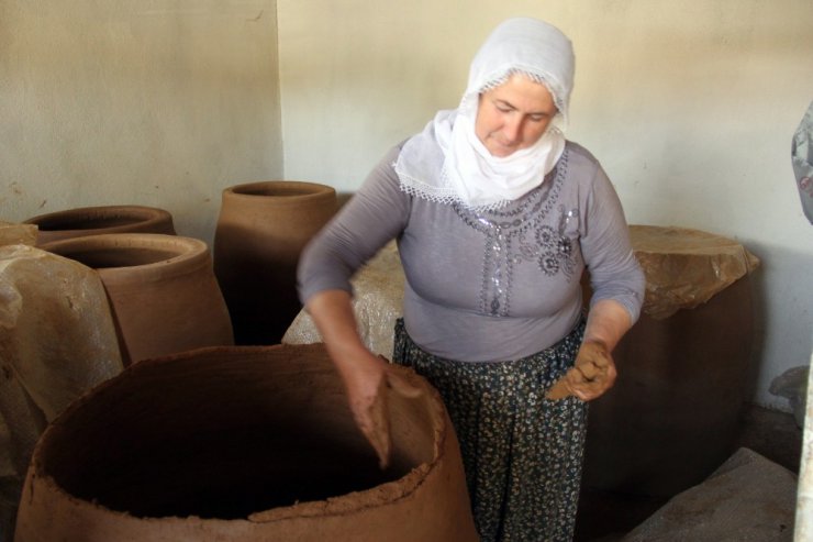 9 çocuk annesi 30 yıldır yaptığı tandırları Türkiye’nin dört bir yanına satıyor