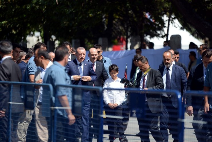 Cumhurbaşkanı Erdoğan, cuma namazını Bezmialem Valide Sultan Camii’nde kıldı