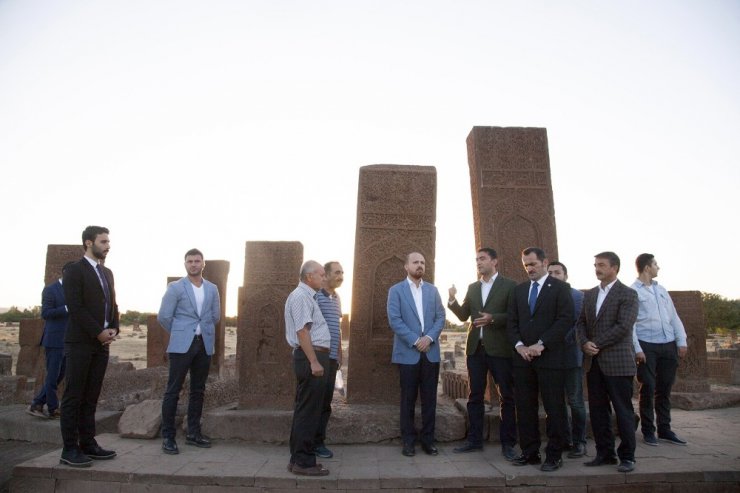 Bilal Erdoğan Ahlat’taki tarihi mekanları gezdi
