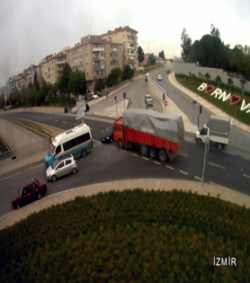 İzmir’de kaza anları MOBESE kamerasına yansıdı