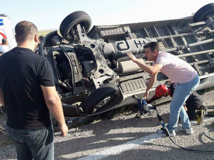 Lastiği patlayan kamyonet devrildi: 1 yaralı