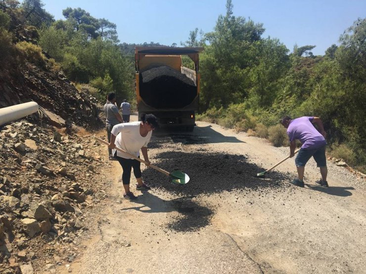 Gazeteciler kazma kürekle yolları düzeltti