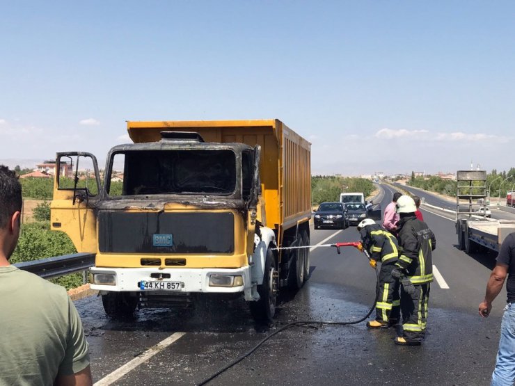 Seyir halindeki hafriyat kamyonu alev aldı