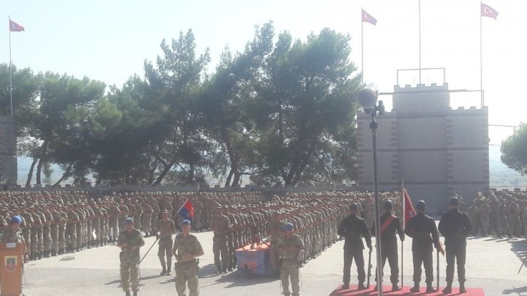 Asker aileleri yemin törenine Türk Bayraklarıyla katıldı