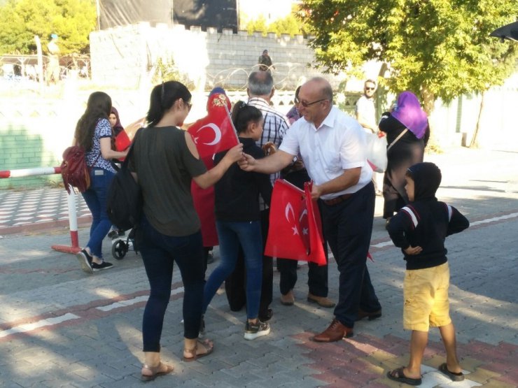 Asker aileleri yemin törenine Türk Bayraklarıyla katıldı