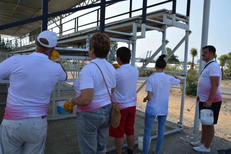 Gönüllü yabancı öğrenciler Muğla’da stadı boyadı