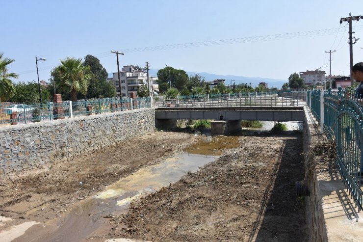 Nazilli’de Dereköy Çayı yatağı temizlendi